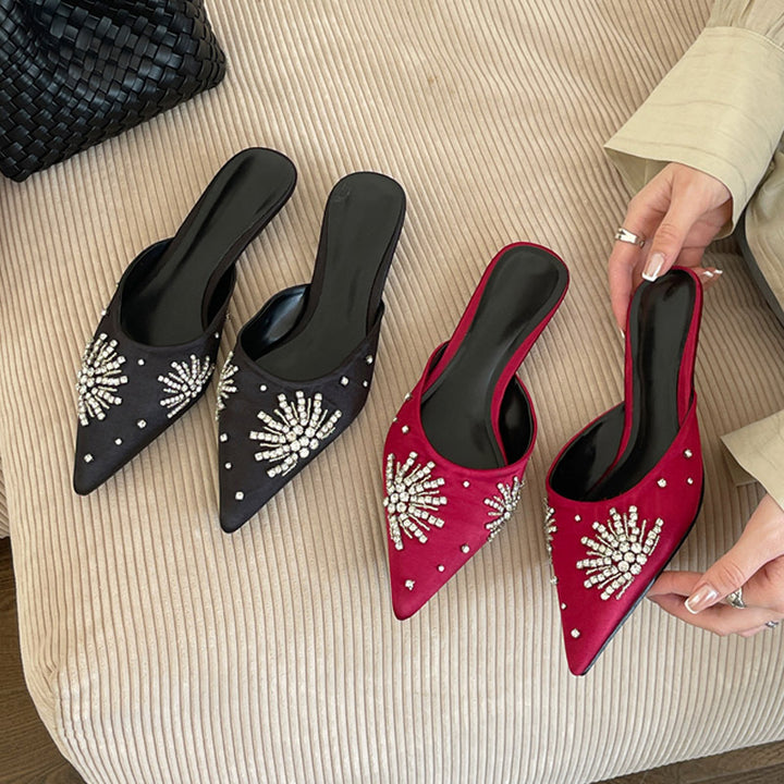 Dame Mules med funklende strass dekorationer og elegant spids design Stilla