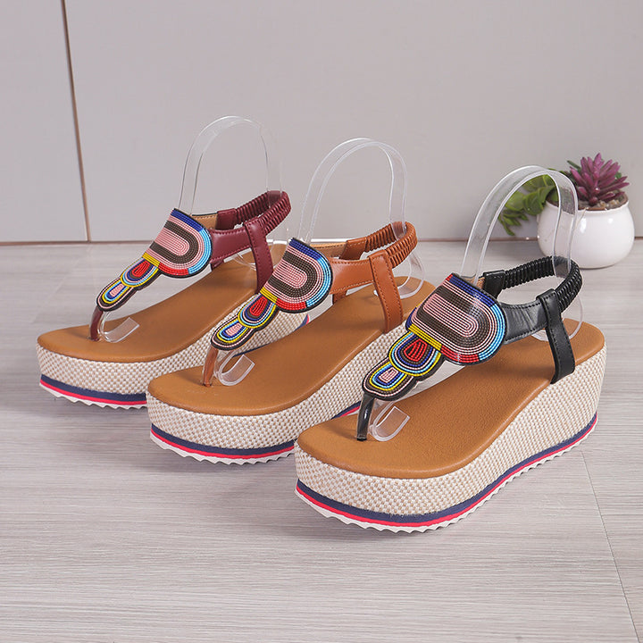 Dame Wedge-Tåsplit-sandaler med farverigt applikationsdesign og ergonomisk fodseng Stilla