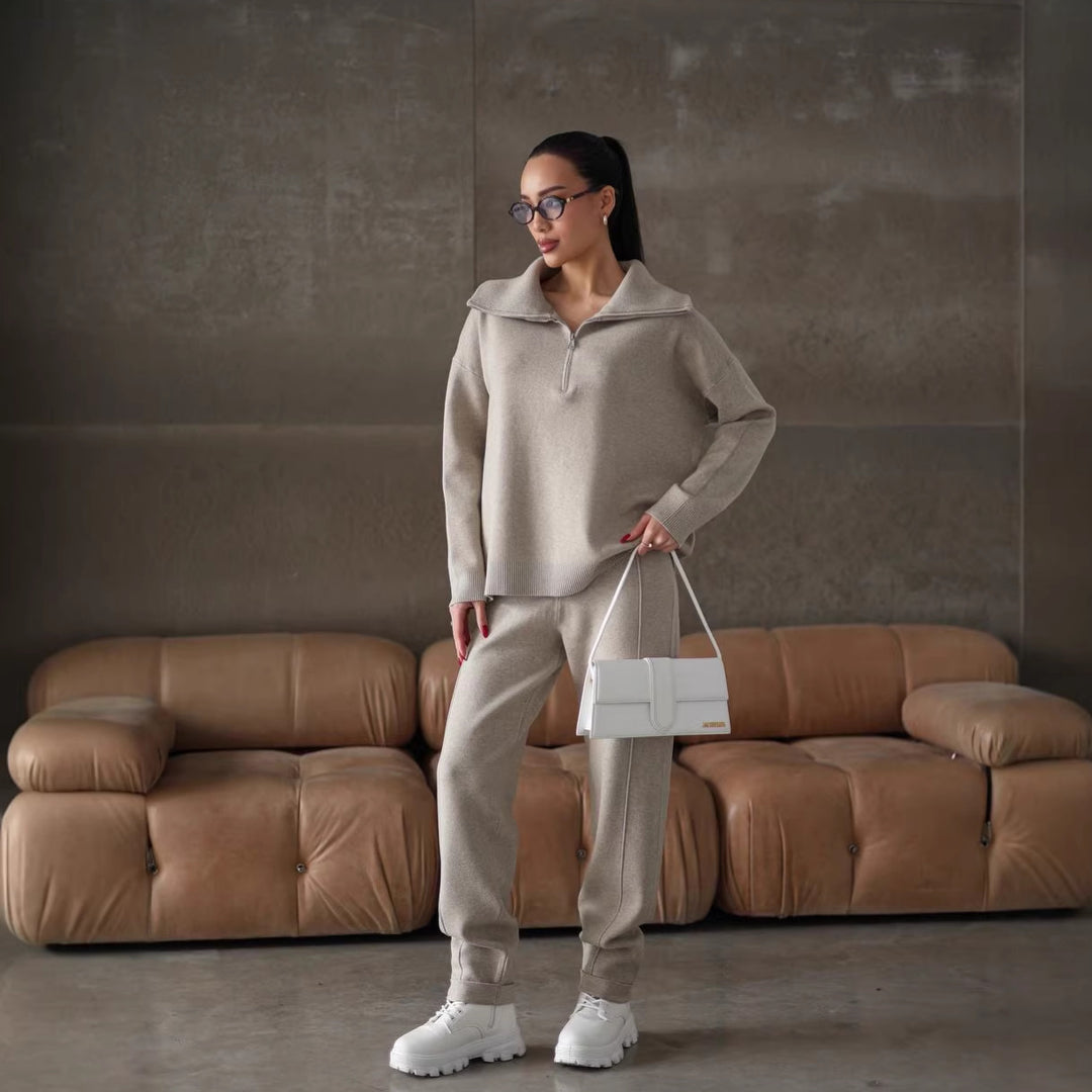 Women's elegant sweatshirt and joggers set with high collar and zipper Skovae