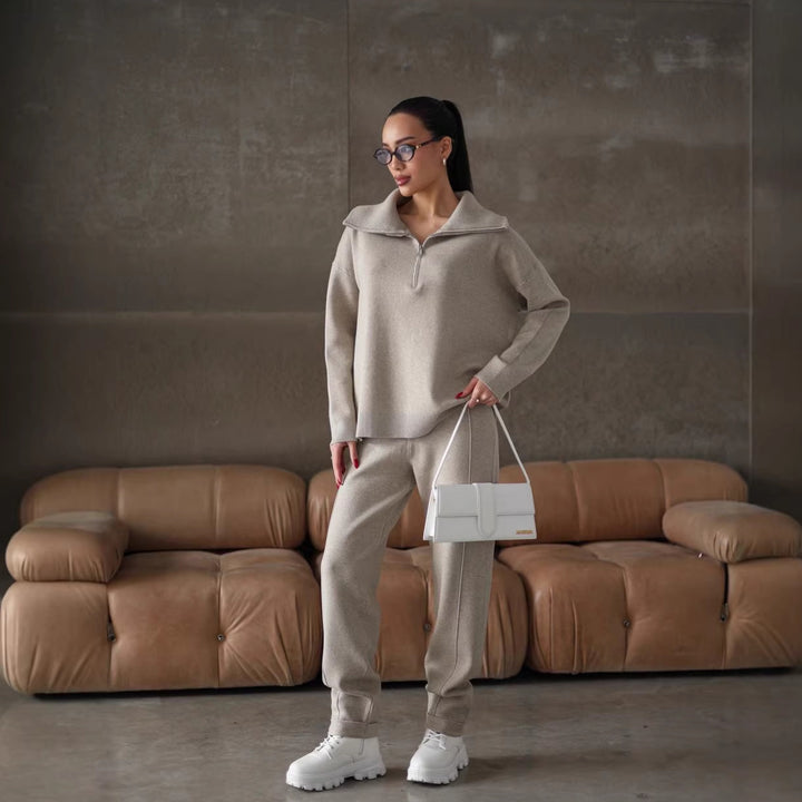 Women's elegant sweatshirt and joggers set with high collar and zipper Skovae