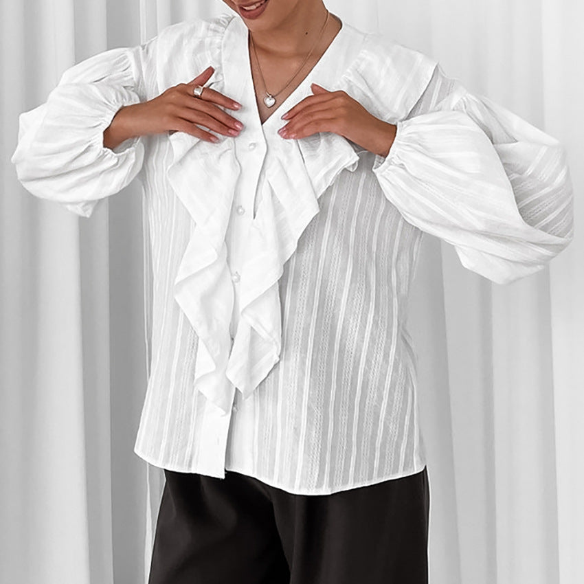 Damebluse med voluminøse flæser og elegant V-udskæring Stilla