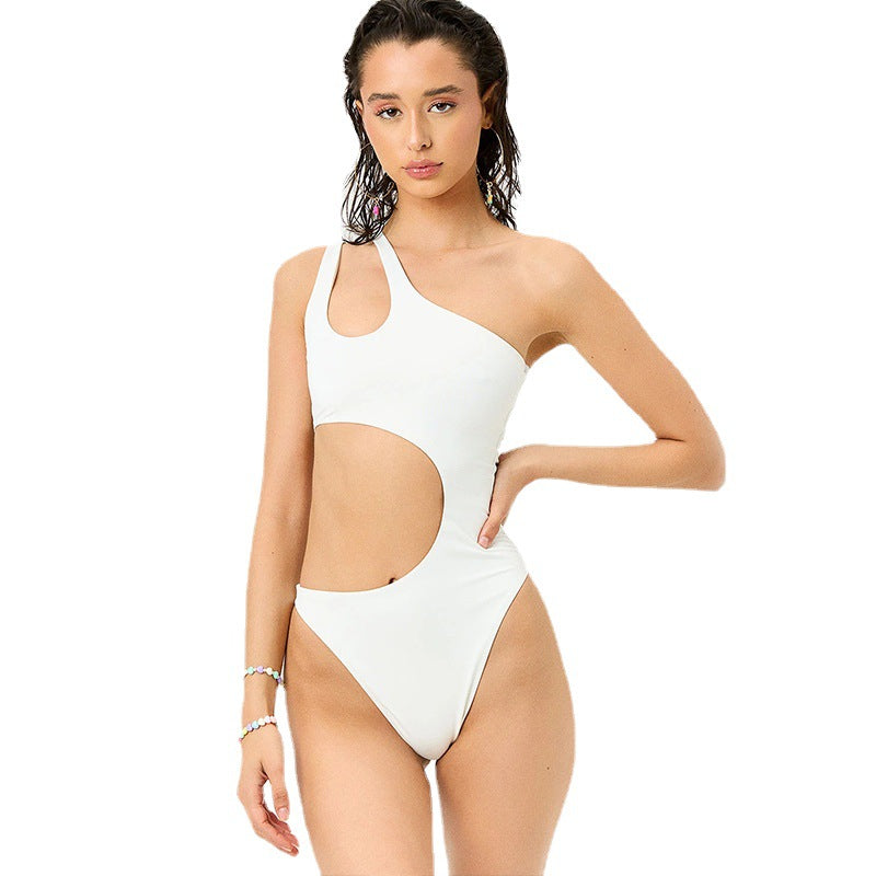 Dame Énhedsbadedragt med innovativt cut-out og asymmetrisk design Skovae
