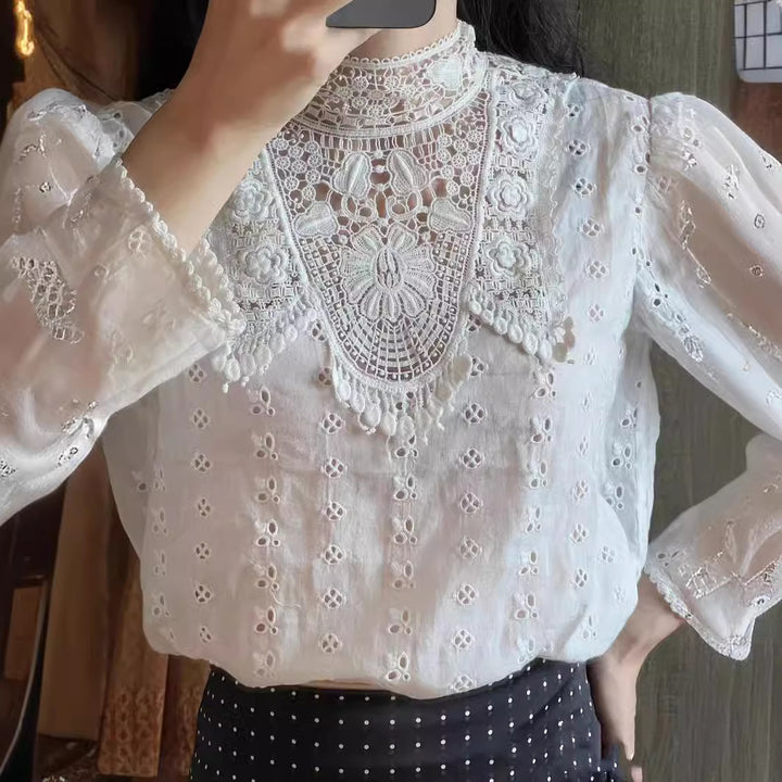Damebluse med fin spitzeudsmykning og romantiske detaljer Stilla