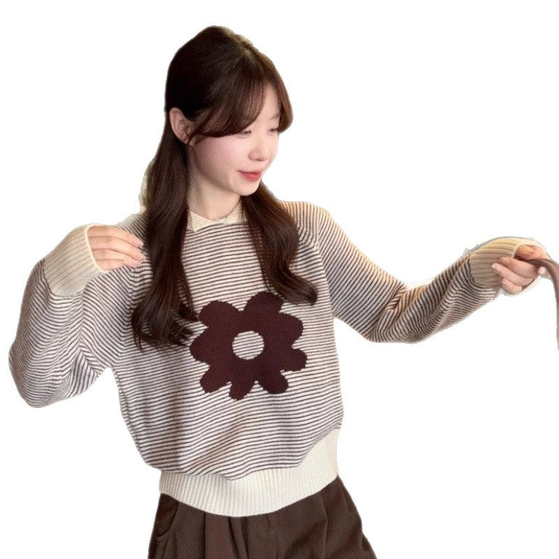 Kvinders stribede sweater med blomstertilbehør og afslappet snit