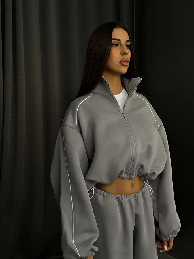 Kvindernes sporty hoodie lavet af blødt fleece med høj krave og elastisk talje Skovae