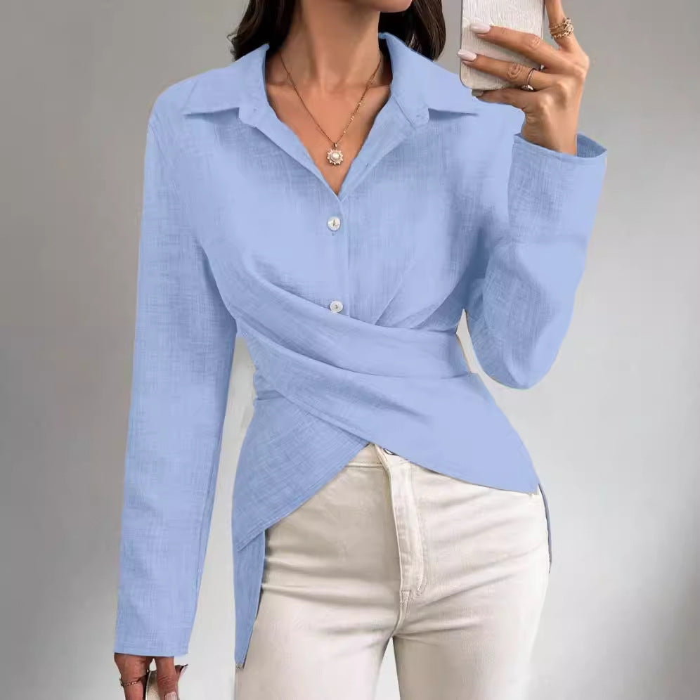 Dame indpakningsbluse med elegante knapdetaljer og fint struktureret stof Stilla