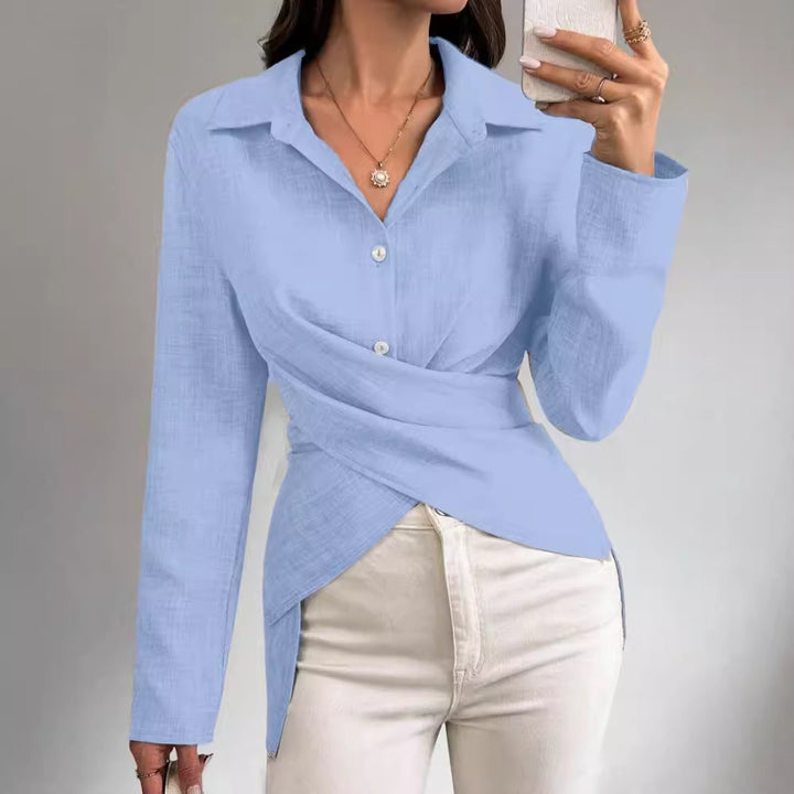 Dame indpakningsbluse med elegante knapdetaljer og fint struktureret stof Stilla
