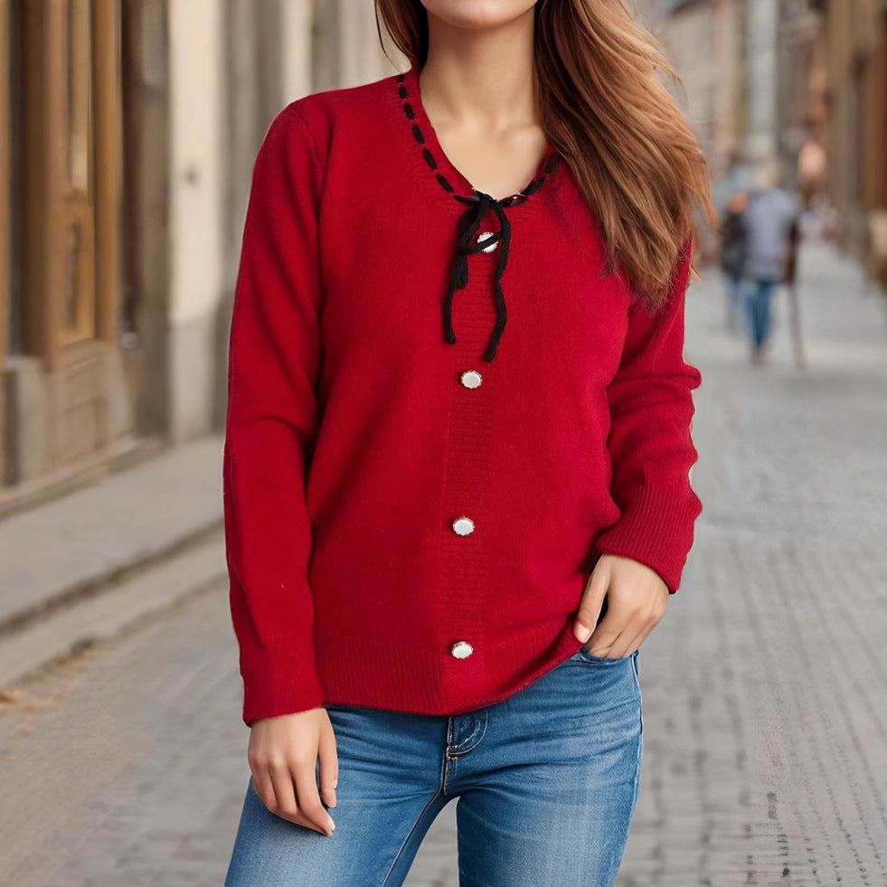 Dame cardigan med dekorative knapper og snor