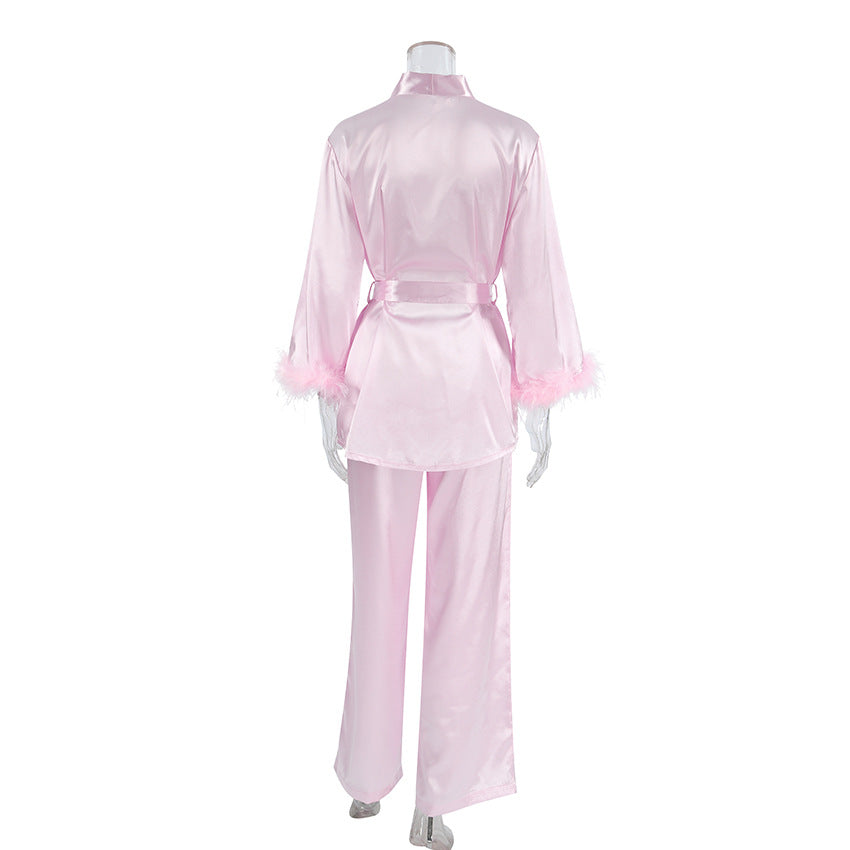 Dame elegant satin-pyjamasæt med modische fjerdetaljer Stilla