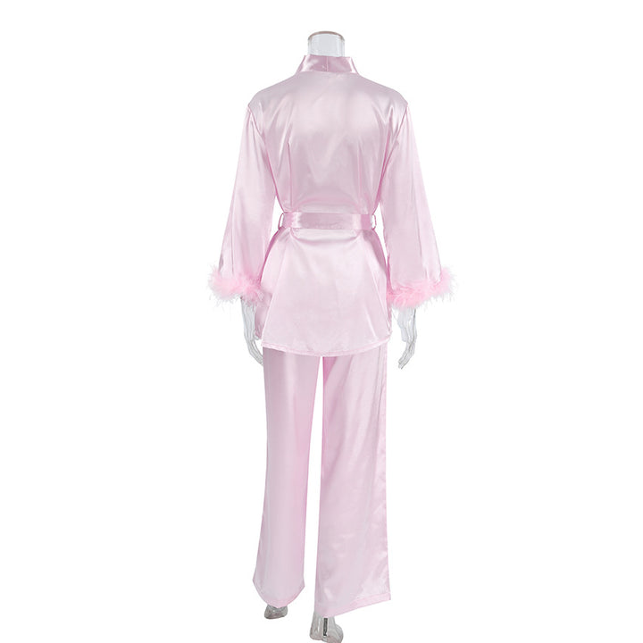 Dame elegant satin-pyjamasæt med modische fjerdetaljer Stilla