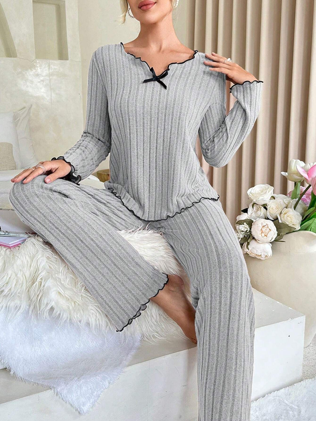 Dame hyggeligt pyjamas-sæt med forholdsmæssige ruffle-detaljer og fin struktur Stilla