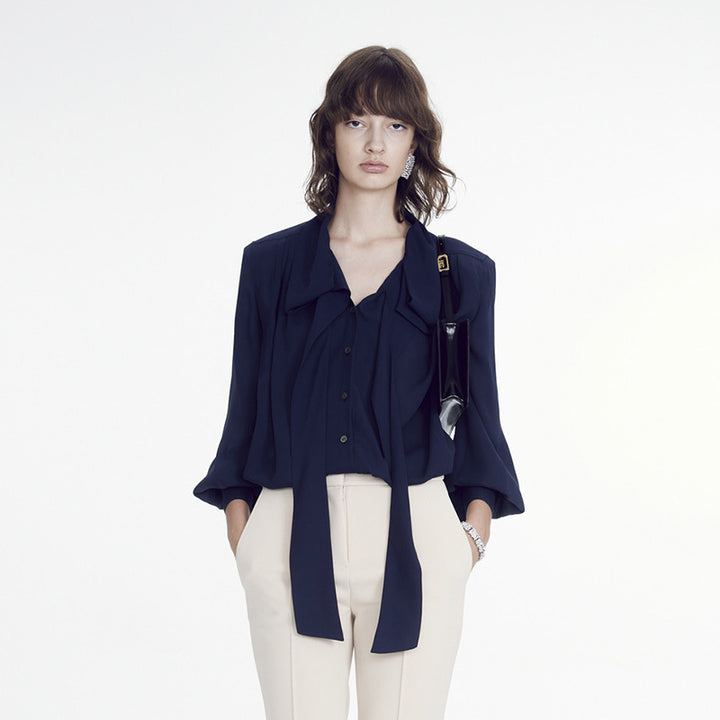 Dame elegant bluse med flydende snit og attraktive detaljer Stilla