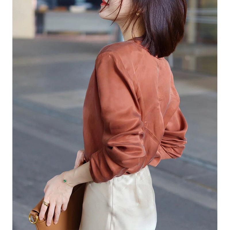 Dame silke bluse med elegant snit og moderne accenter Stilla