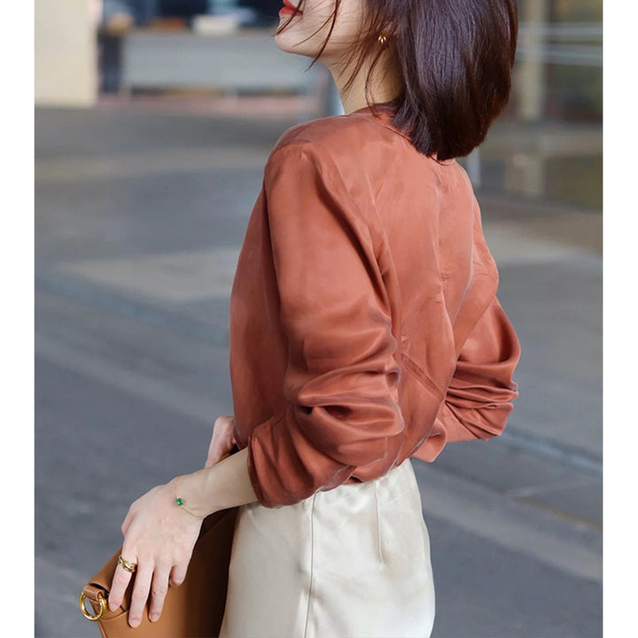 Dame silke bluse med elegant snit og moderne accenter Stilla