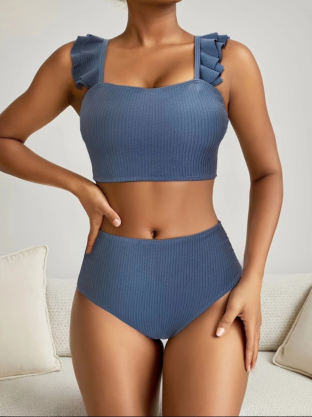 Dame højt skåret badetop med ruffle detaljer og matchende bikini underdel Skovae
