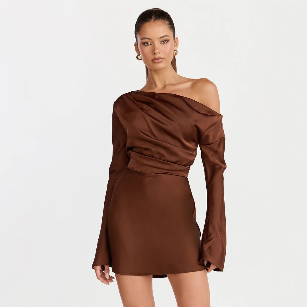Kvinders cocktailkjole med asymmetrisk design og elegant off-shoulder halsudskæring