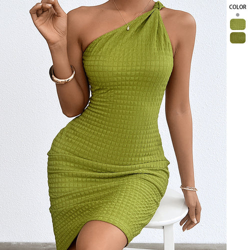 Kvinders bodycon-kjole med slank silhuet og asymmetrisk rem Stilla