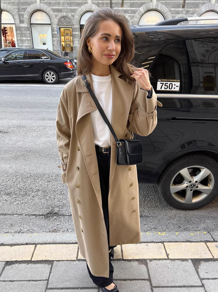 Dame Elegant Oversized-Trenchcoat med moderne snit og dekorative knapdetaljer Stilla