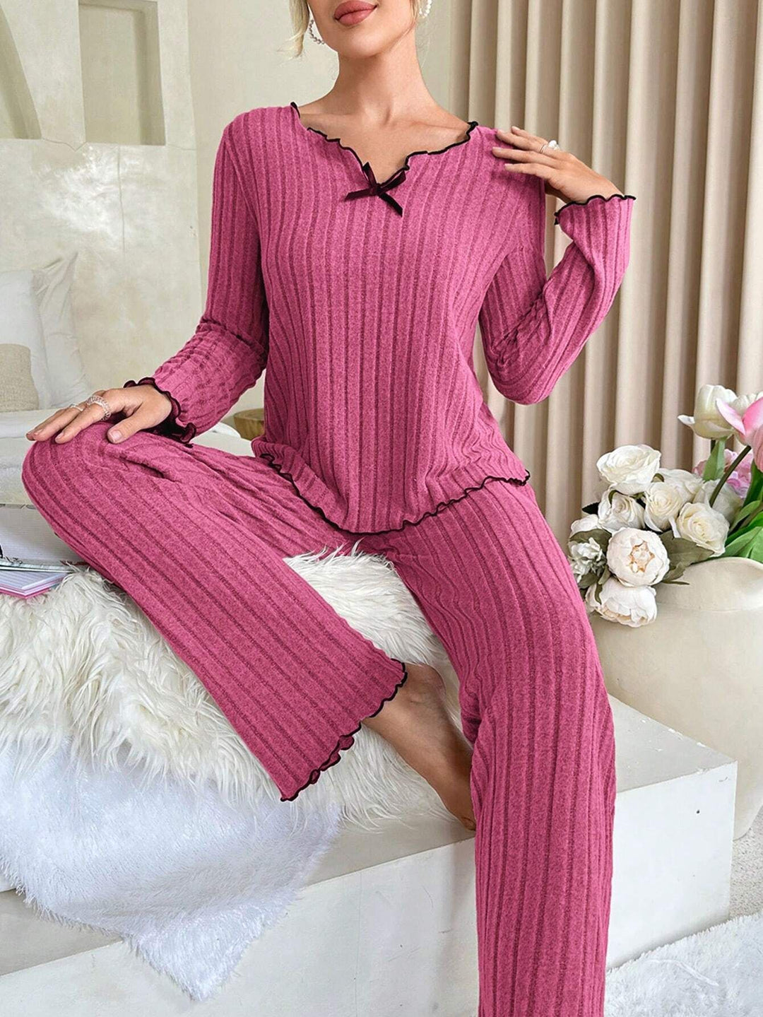 Dame hyggeligt pyjamas-sæt med forholdsmæssige ruffle-detaljer og fin struktur Stilla