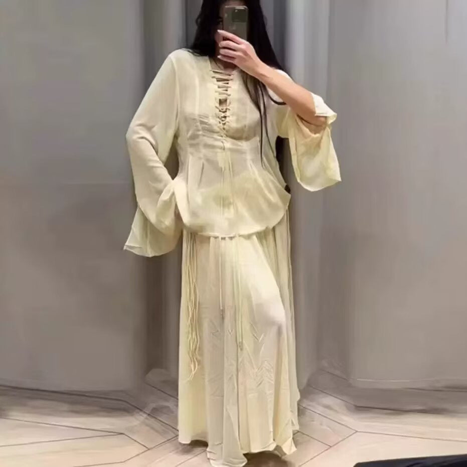 Damebluse med elegant snøring detalje og brede ærmer Stilla