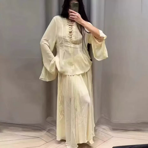 Damebluse med elegant snøring detalje og brede ærmer Stilla