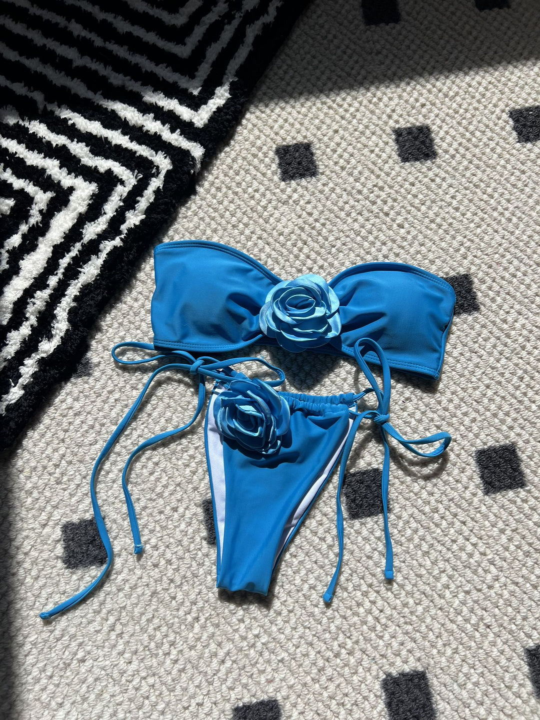 Dame bikini-sæt med elegante blomsterapplikationer Stilla