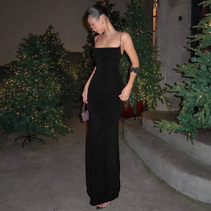 Dame tætsiddende maxikjole med off-shoulder design og fine spaghetti stropper Stilla