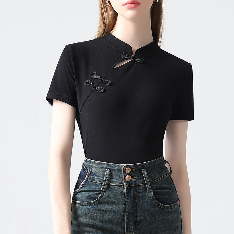 Dame T-shirt med elegant ståkrave og kunstneriske knapdetaljer Stilla