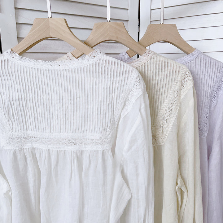 Femme Elegante Knap-Op Bluse med Spidsdekorationer Stilla