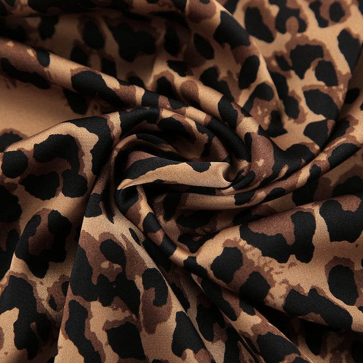 Dame maxikjole med leopardtryk og elegant drapering Stilla