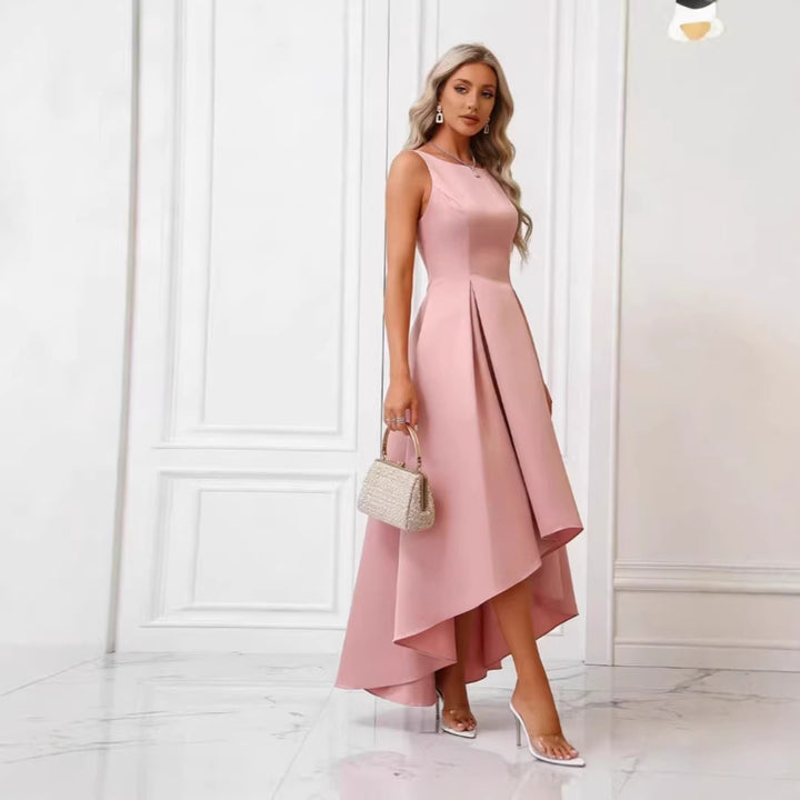 Kvinders elegante aftenkjole med asymmetrisk snit og raffinerede plisseringer