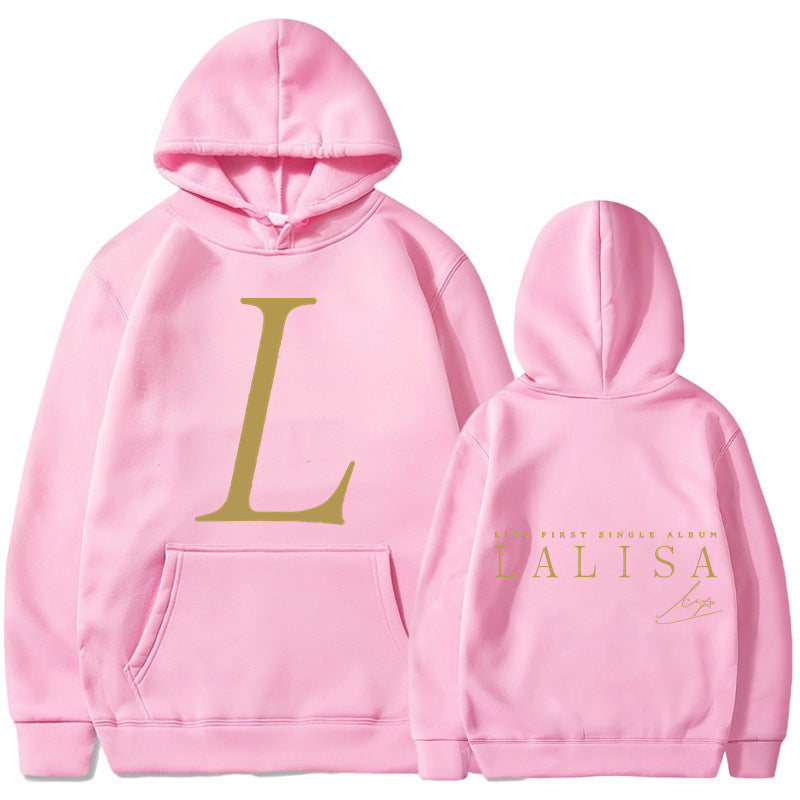 Kvindernes hoodie med stilfuldt initialer print og generøs kængurulomme Skovae