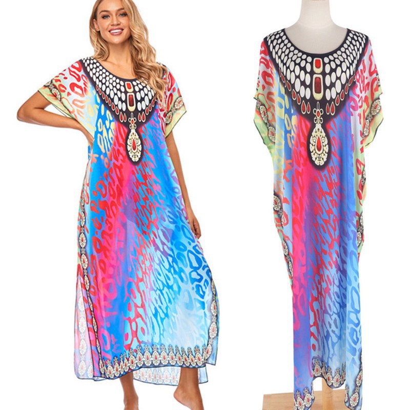 Dame luftig strandkaftan med farverig mønsterblanding og elegant smykkedesign Stilla