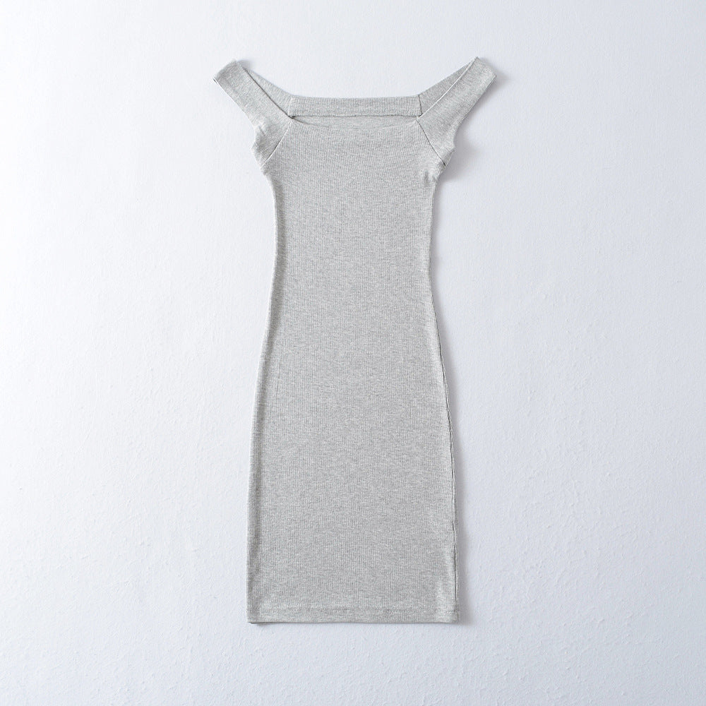 Dame tætsiddende Midi-kjole med off-shoulder design og fin ribstruktur Stilla