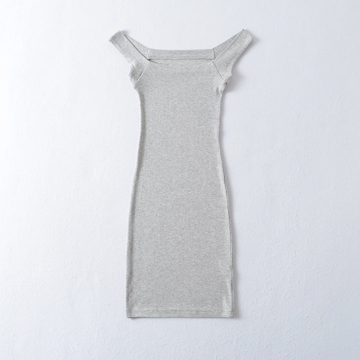 Dame tætsiddende Midi-kjole med off-shoulder design og fin ribstruktur Stilla