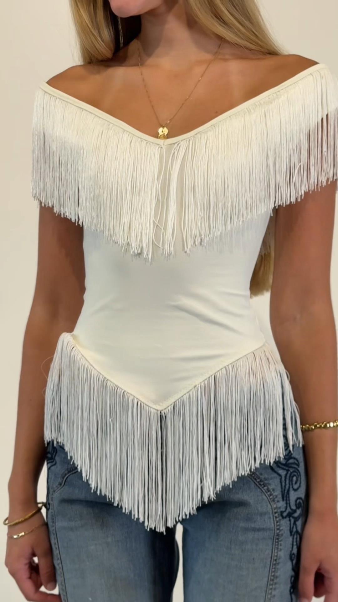 Damer top med frynset detalje og off-shoulder design Skovae