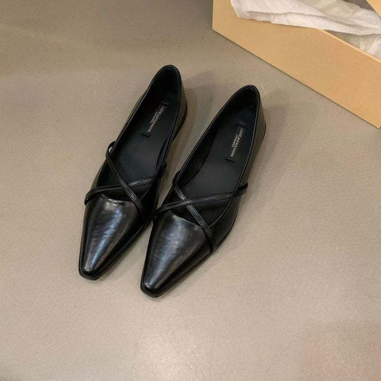 Dame elegante ballerinaer med krydset rem og spidse tåparti Stilla