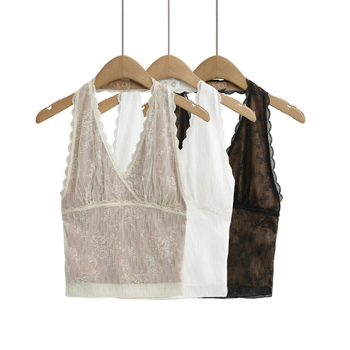 Dame spids-crop-top med dyb v-udskæring og elegante flæser detaljer Stilla