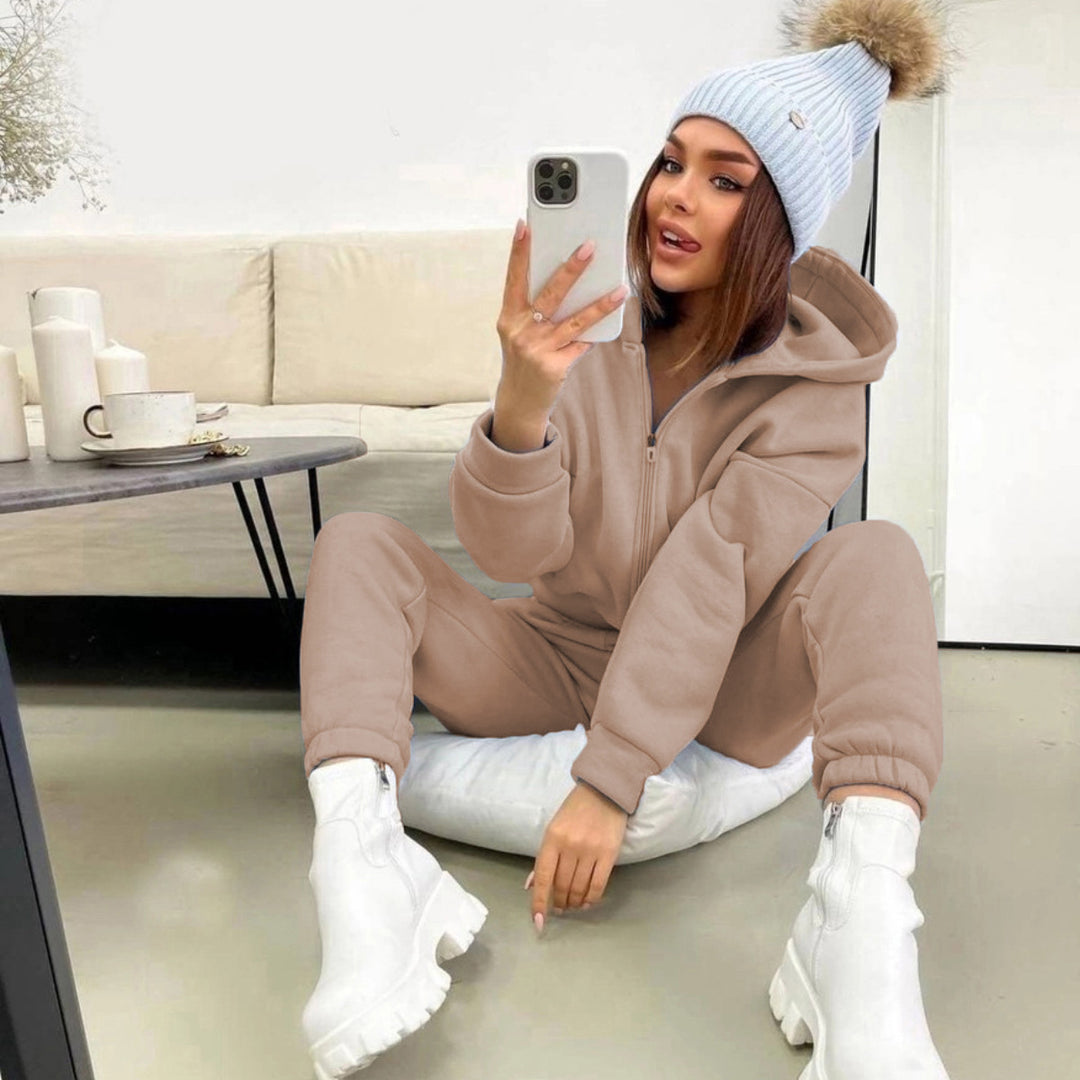 Kvinders hætte jumpsuit lavet af fleece af høj kvalitet med praktisk lynlås og elastisk talje Skovae