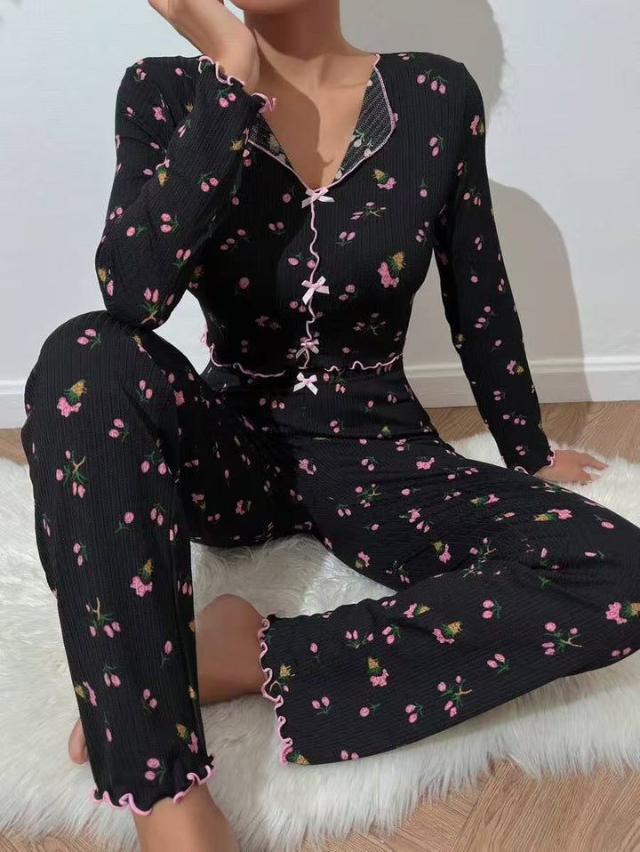 Dame nattøjssæt med romantisk blomsterprint og feminine flæsedetaljer Stilla