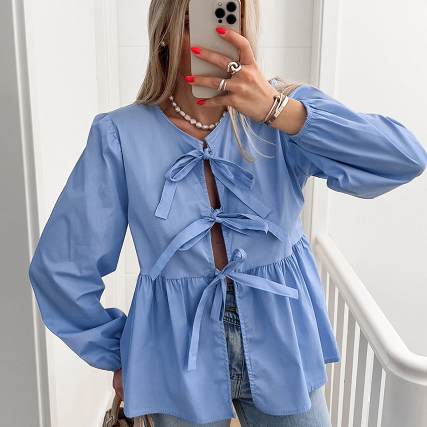 Damebluse med draperinger og dekorative sløjfer Stilla