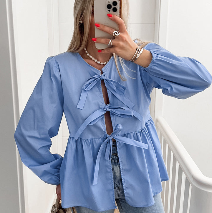 Damebluse med draperinger og dekorative sløjfer Stilla