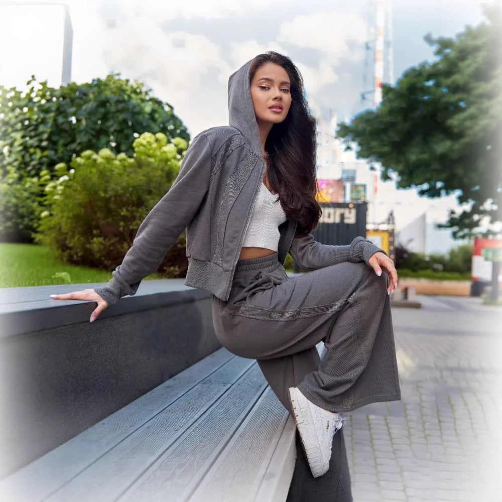 Kvinders sporty loungewear sæt med cropped hoodie og komfortable joggers