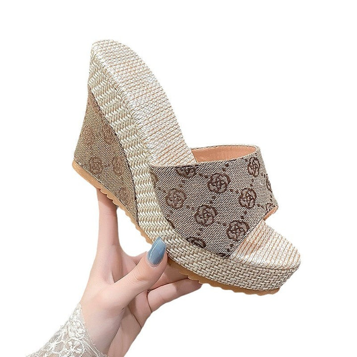 Dame Wedge-Pantoletten med moderne krydsbånd-design og komfortabelt fodseng Stilla