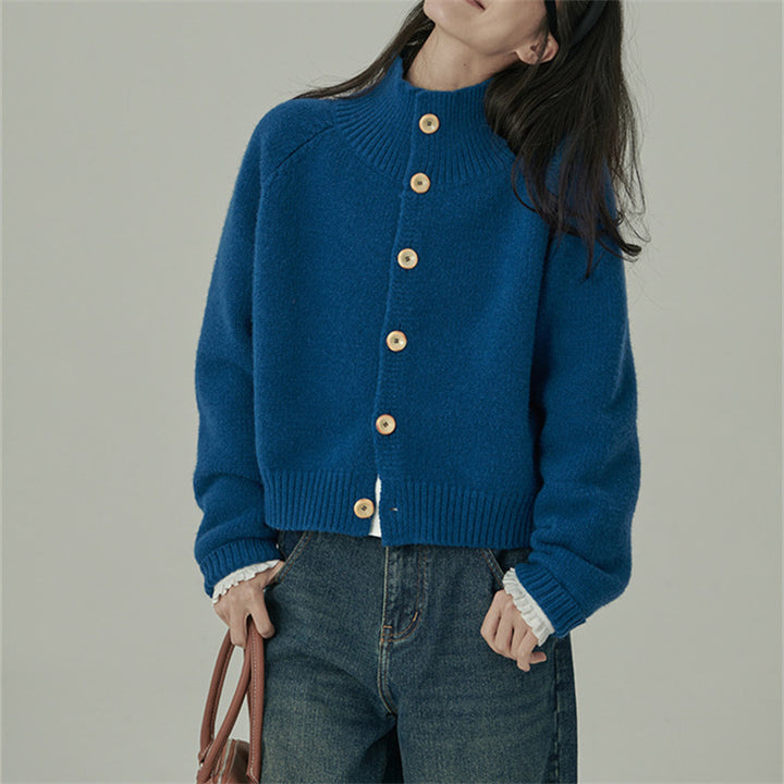 Kvinders knælange cardigan med opretstående krave og trendy træknapper Stilla