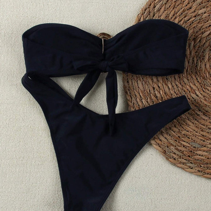 Dame bikini med moderne knude design og elegant guldaccent Skovae