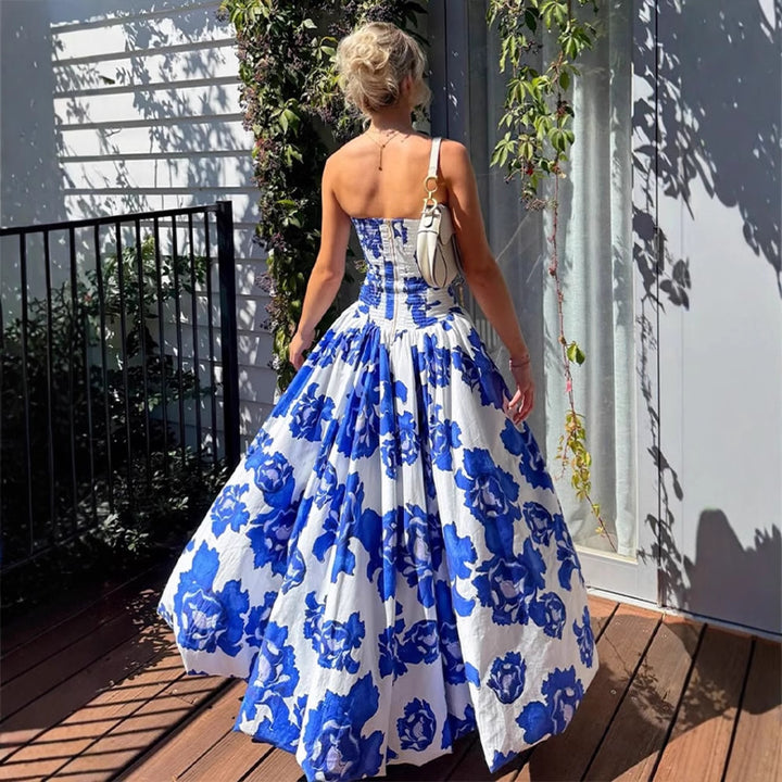 Dame maxikjole med strapless design og florale accenter Stilla