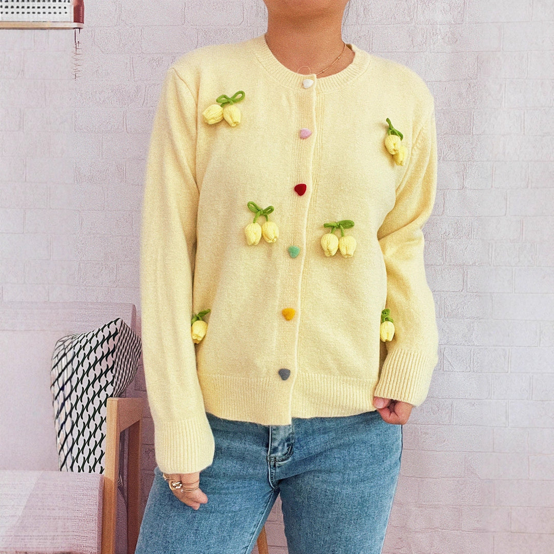 Kvinders cardigan med blomsterdesign og farverige knapdetaljer Stilla