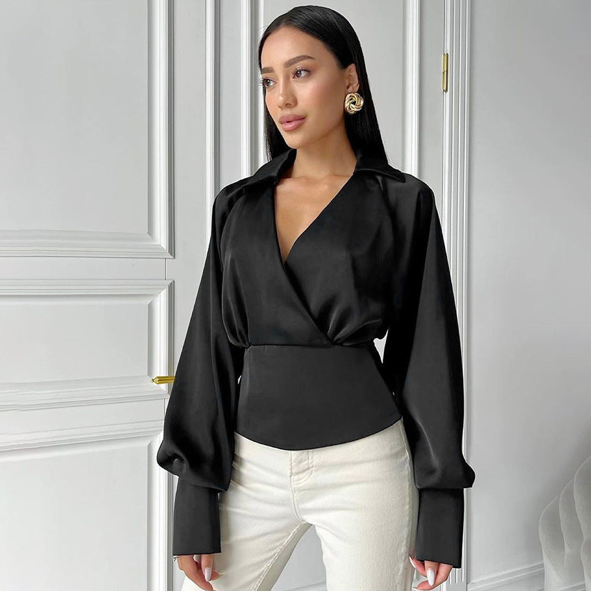 Damebluse i vippestil med voluminøse ærmer og elegant satin-finish Stilla