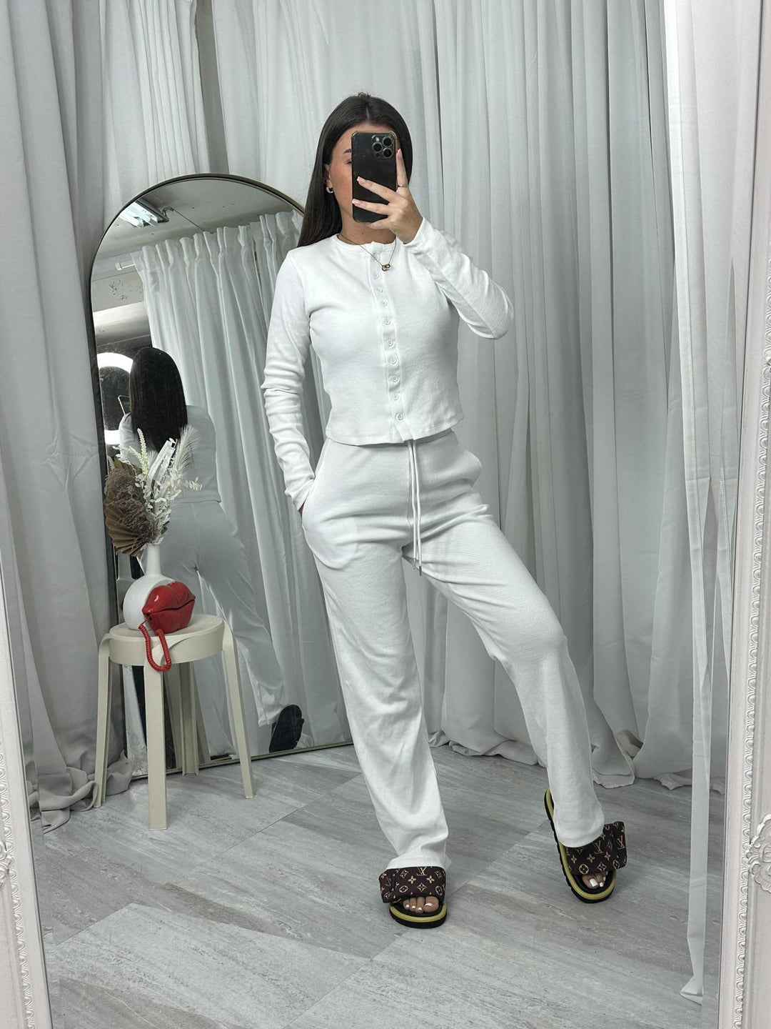 Kvindernes hyggelige strik jumpsuit med knapdetaljer og elegant design Skovae